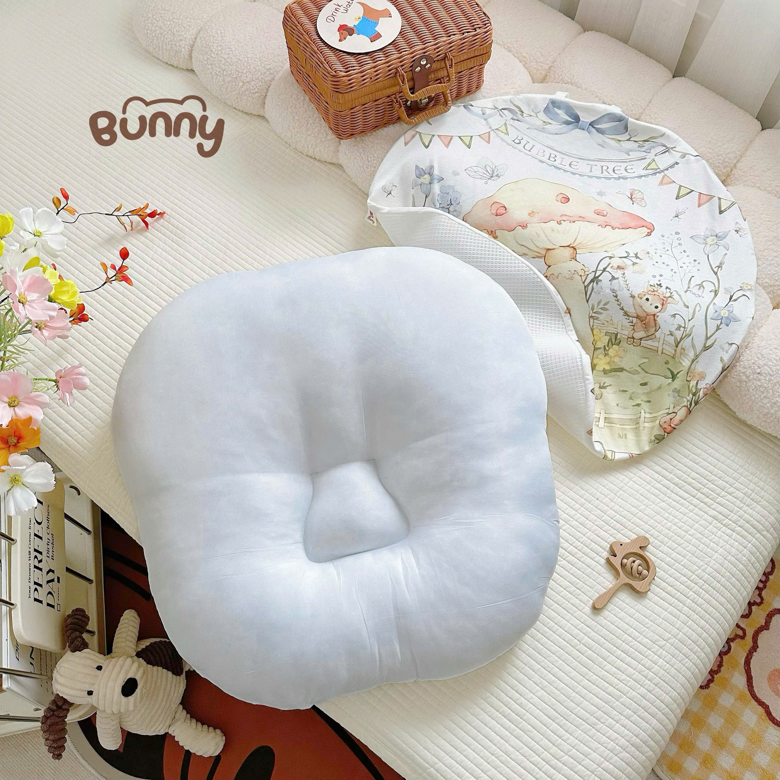 Gối chống trào ngược cho bé Bunny hoạ tiết cố tích vải Cotton, Airmesh mềm mịn thoáng khí, chống hầm bí giúp bé giảm trào ngược, ngủ êm, ngủ sâu hơn