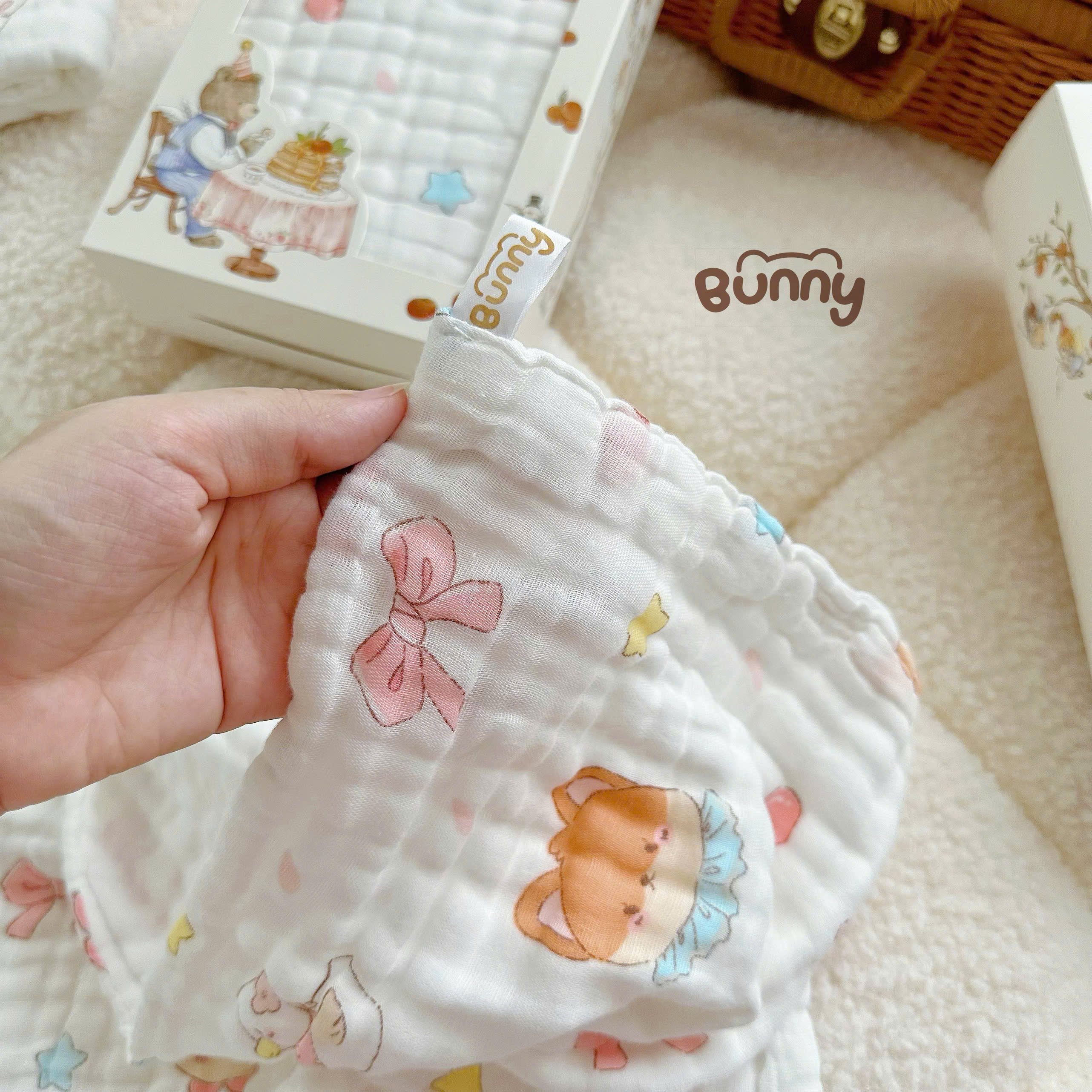 Khăn tắm cho bé Bunny phiên bản cổ tích vải xô mềm mịn, thấm hút tốt, giặt nhanh khô, càng giặt càng mềm an toàn tuyệt đối cho da bé