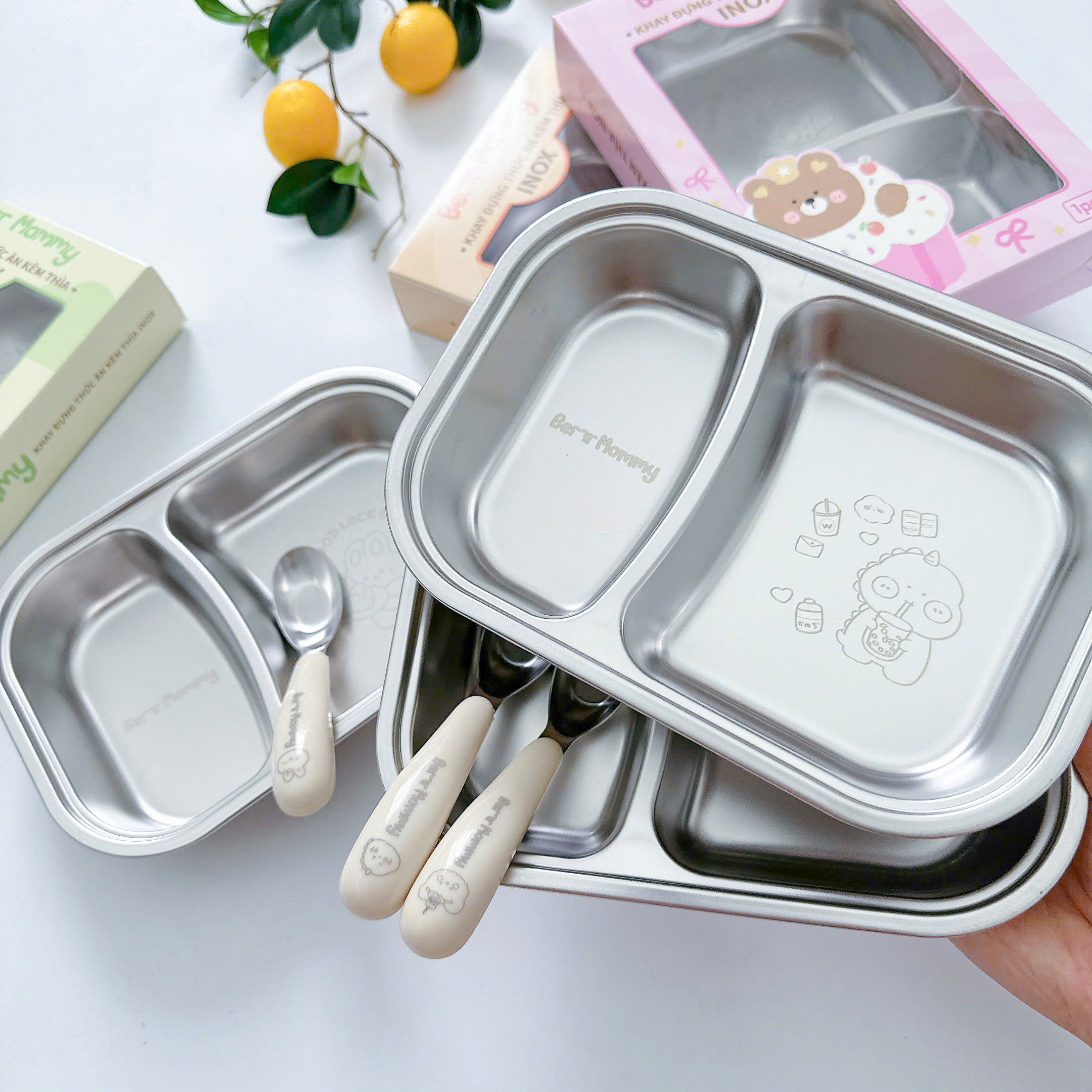 Khay đựng thức ăn 2 ngăn hình thú inox 316 kèm thìa cho bé Bear Mommy