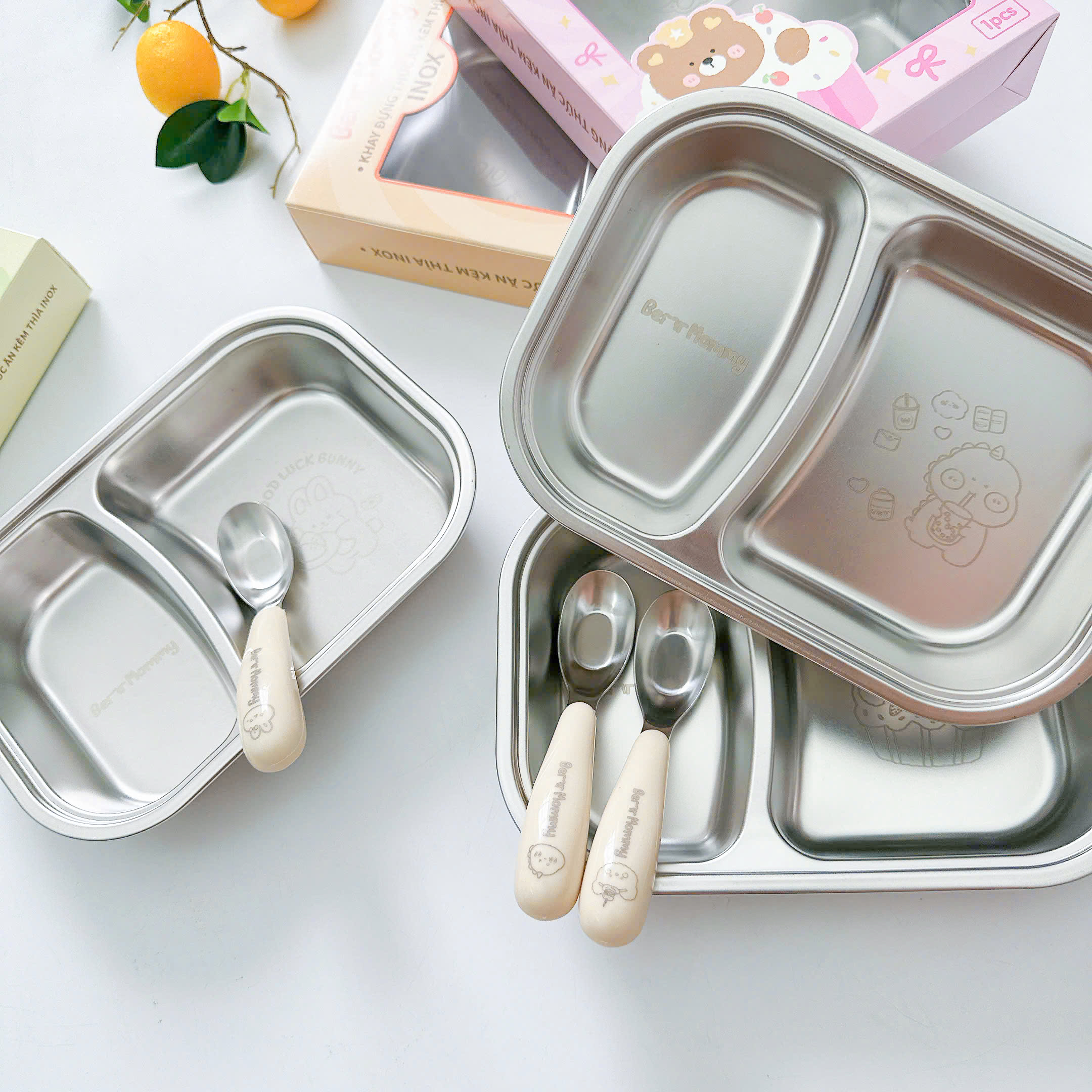 Khay đựng thức ăn 2 ngăn hình thú inox 316 kèm thìa cho bé Bear Mommy