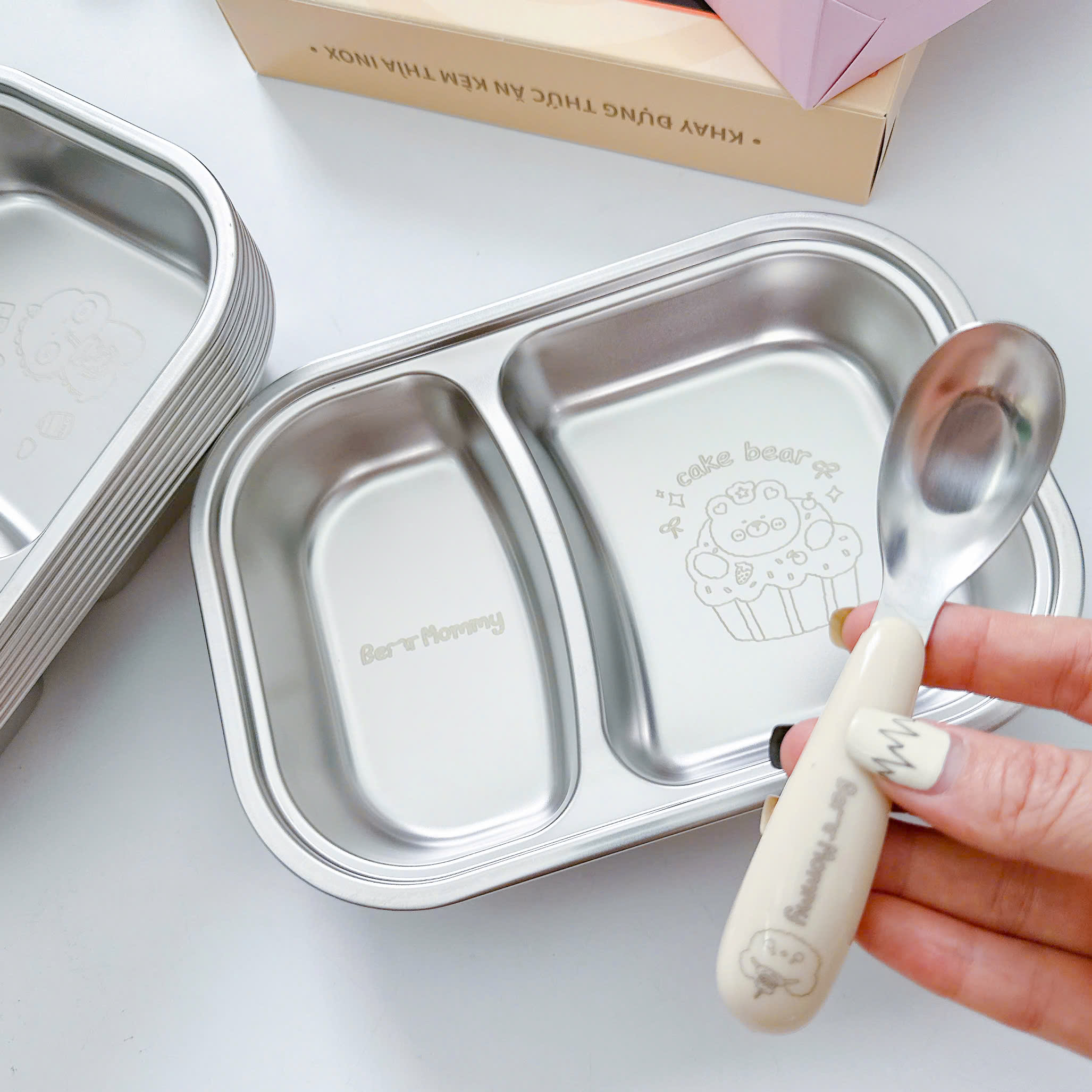 Khay đựng thức ăn 2 ngăn hình thú inox 316 kèm thìa cho bé Bear Mommy