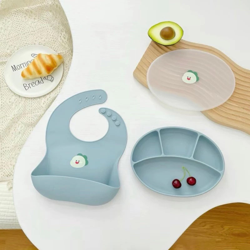 Set ăn dặm cho bé silicon cao cấp KidsWorld KW2 gồm 2 sản phẩm yếm ăn dặm và khay oval hình động vật dễ thương - Chim xanh