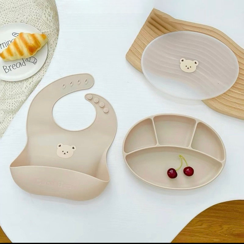 Set ăn dặm cho bé silicon cao cấp KidsWorld KW2 gồm 2 sản phẩm yếm ăn dặm và khay oval hình động vật dễ thương - Gấu