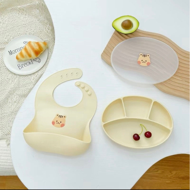 Set ăn dặm cho bé silicon cao cấp KidsWorld KW2 gồm 2 sản phẩm yếm ăn dặm và khay oval hình động vật dễ thương - Sóc