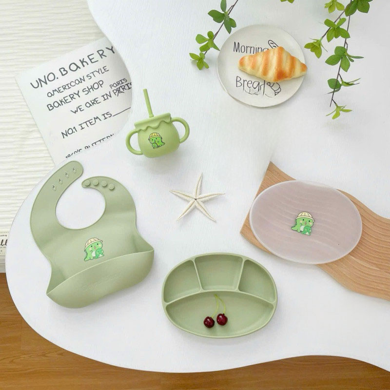 Set ăn dặm cho bé silicon cao cấp KidsWorld KW3 gồm 3 sản phẩm cốc tập hút, yếm ăn dặm và khay oval hình động vật dễ thương - Khủng long