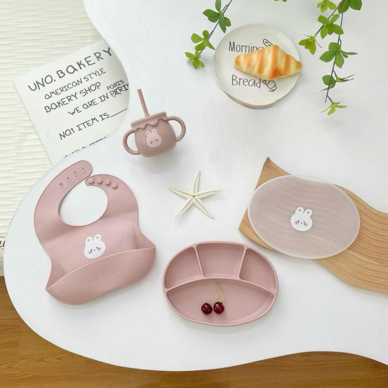 Set ăn dặm cho bé silicon cao cấp KidsWorld KW3 gồm 3 sản phẩm cốc tập hút, yếm ăn dặm và khay oval hình động vật dễ thương - Thỏ