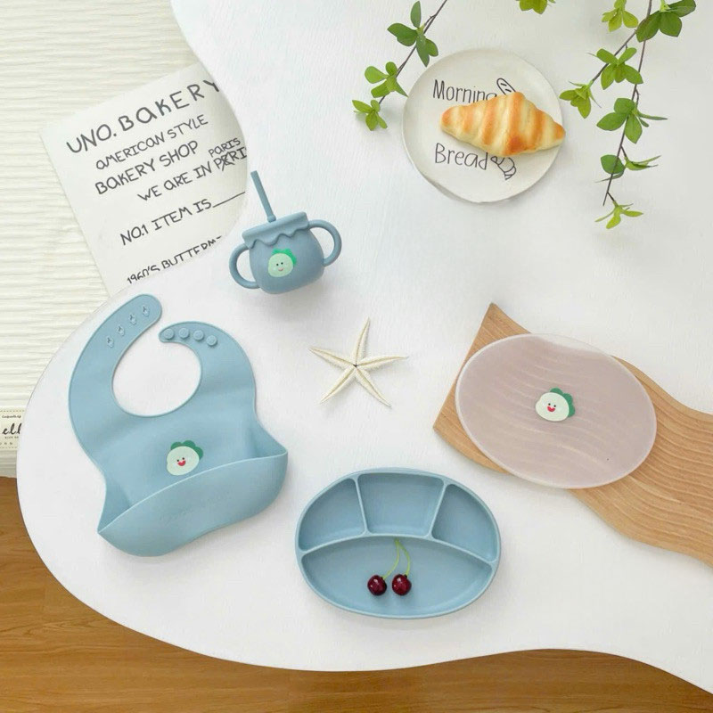 Set ăn dặm cho bé silicon cao cấp KidsWorld KW3 gồm 3 sản phẩm cốc tập hút, yếm ăn dặm và khay oval hình động vật dễ thương - Chim xanh