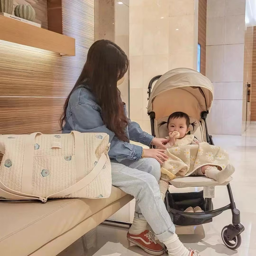 Túi xách bỉm sữa Boston dung tích lớn thêu phong cách Hàn Quốc đựng đồ cho bé khi đi chơi, du lịch rất tiện lợi và thời trang