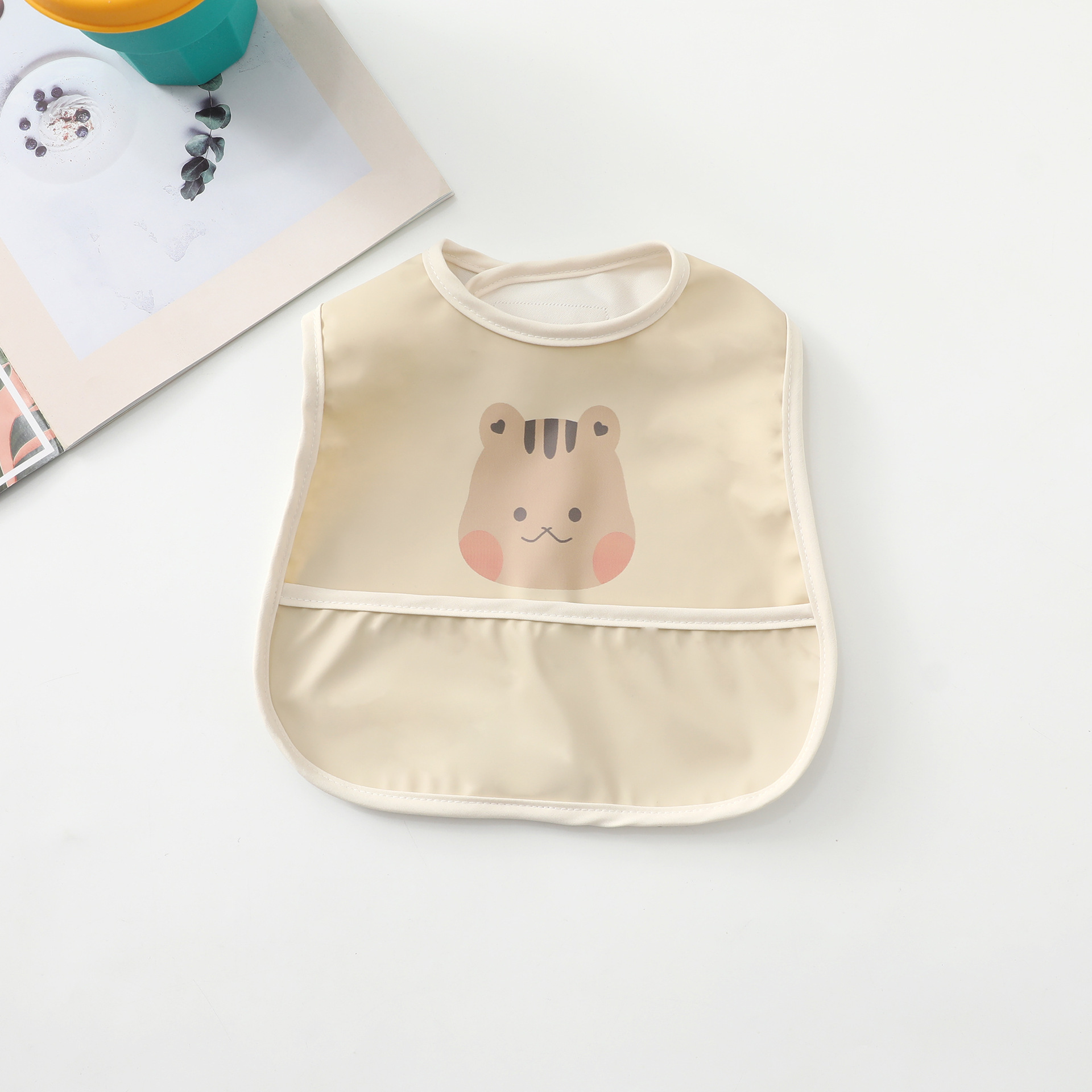 Yếm ăn dặm cho bé có máng hứng phong cách Hàn Quốc chất liệu da PU chống thấm nước, dễ giặt, hoạ tiết dễ thương