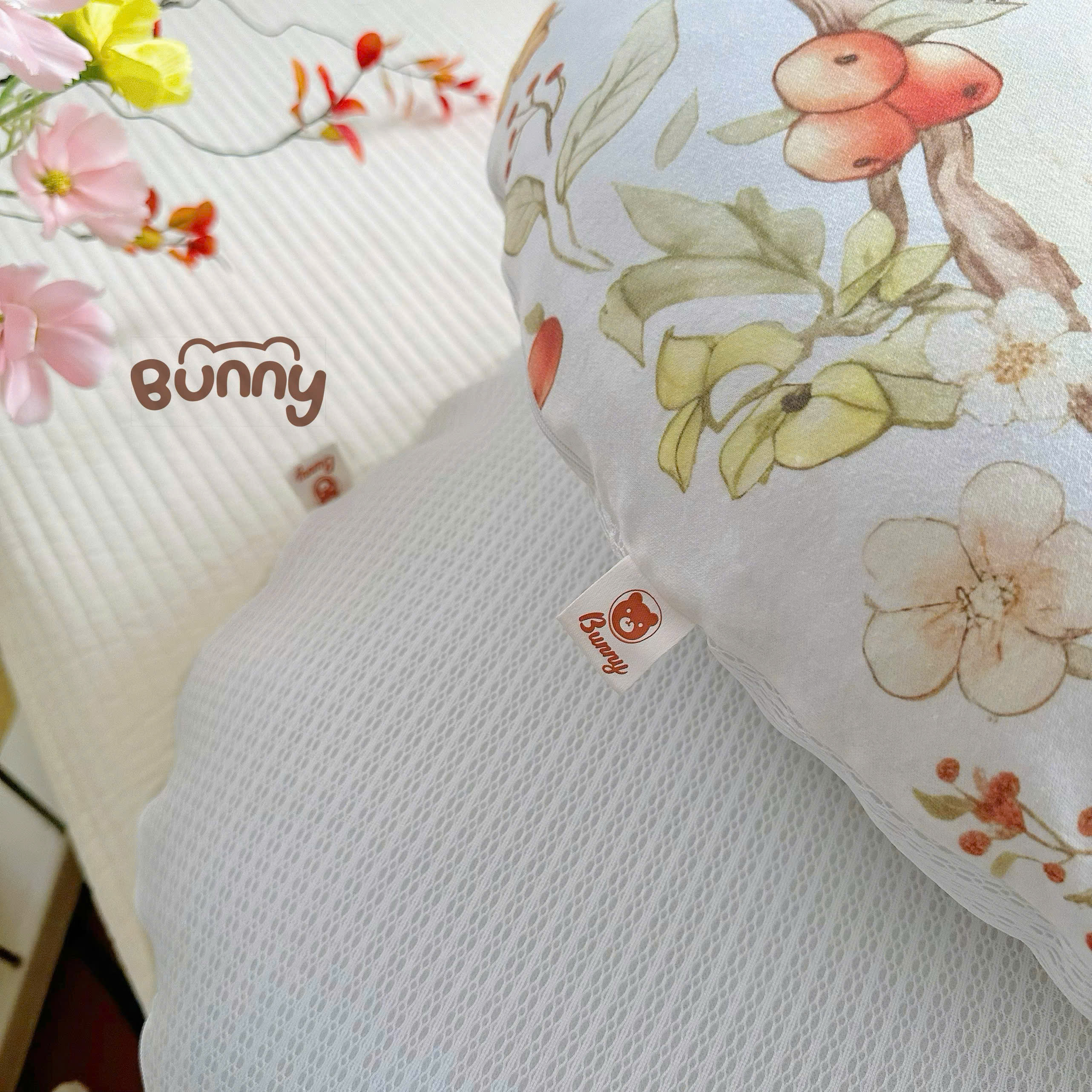 Goi-chong-trao-nguoc-cho-be-Bunny-hoa-tiet-co-tich-vai-Cotton-Airmesh-mem-min-thoang-khi-chong-ham-bi-giup-be-giam-trao-nguoc-ngu-em-ngu-sau-hon-1.jpg