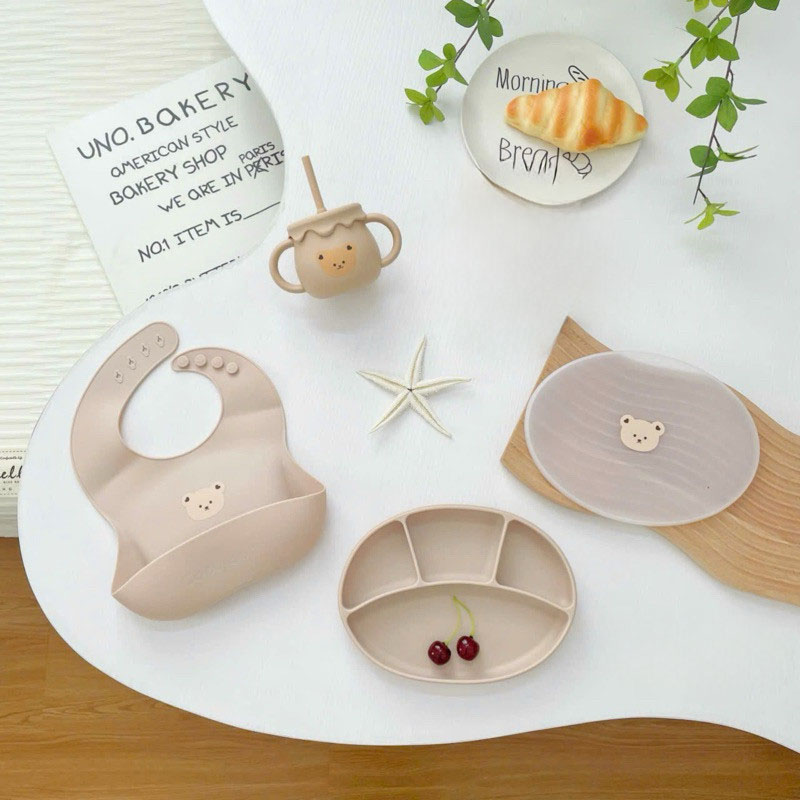 Set-an-dam-cho-be-silicon-cao-cap-KidsWorld-KW3-gom-3-san-pham-coc-tap-hut-yem-an-dam-va-khay-oval-hinh-dong-vat-de-thuong-Tho_set-an-dam-silicon-kw3-gau.jpg