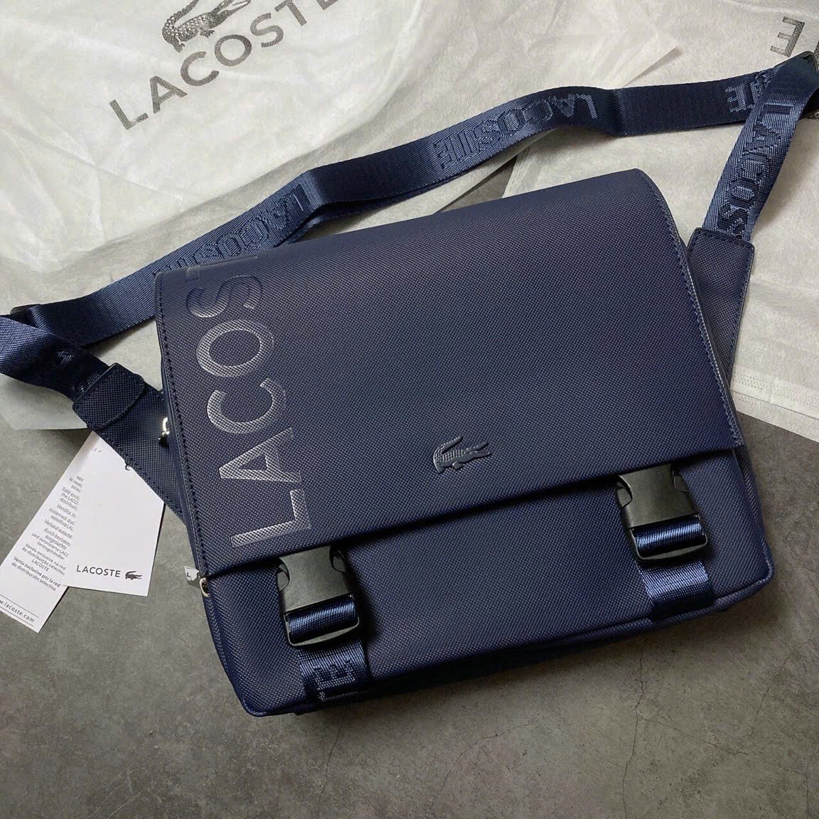 Túi Chéo Nam Lacoste Horizontal Bag khóa gài siêu chắc với logo dập sắc nét Hàng full tem, tag chuẩn hãng. size 23x27x5cm