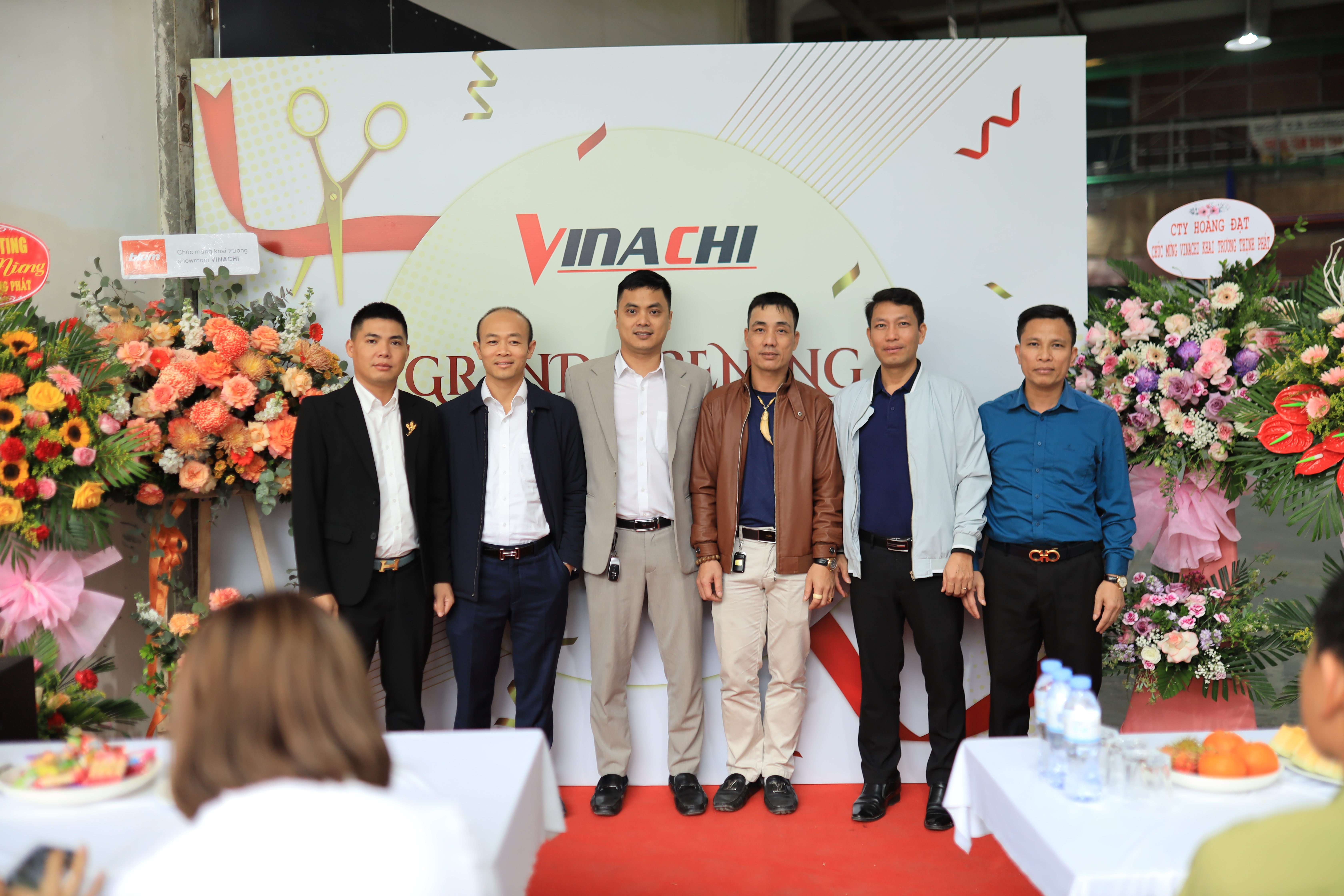quy doi tac den chuc mung vinachi