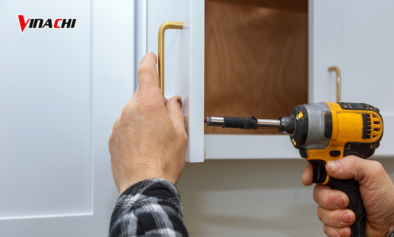Xác định và khoan đúng vị trí lắp tay nắm