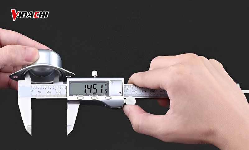 Sử dụng thước kẹp để đo kích thước bên trong