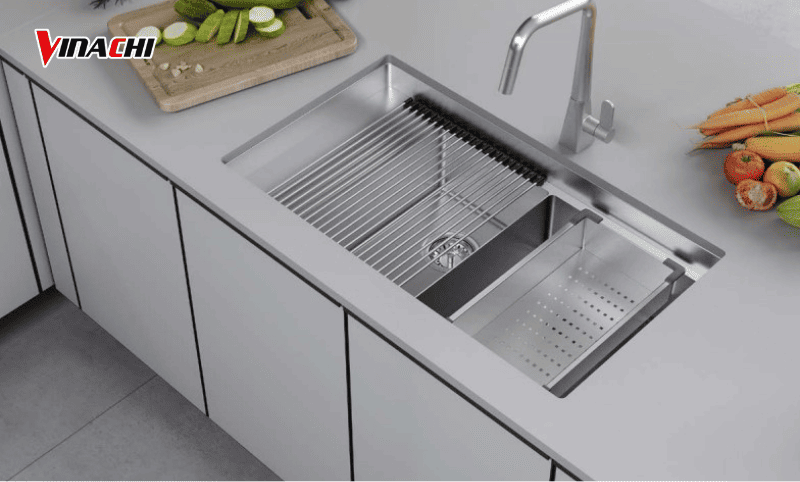 Sử dụng chậu rửa bát âm hạn chế tình trạng nước bắn tung tóe ra ngoài