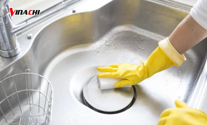 Vệ sinh chậu rửa bát thường xuyên