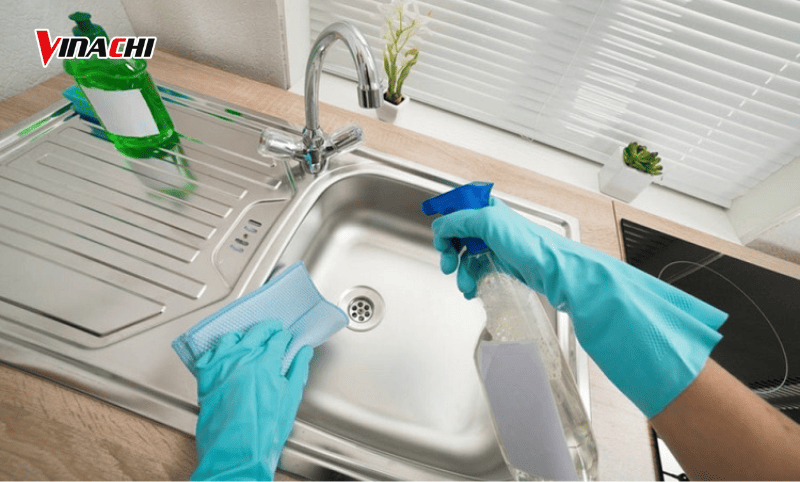 Vệ sinh chậu rửa bát bằng chất tẩy rửa chuyên dụng