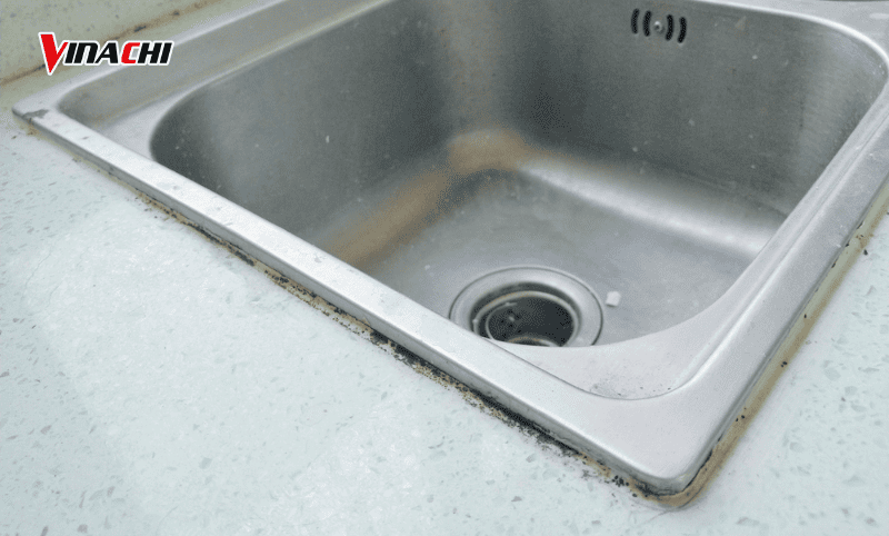Xuất hiện vết ố vàng quanh khe hở