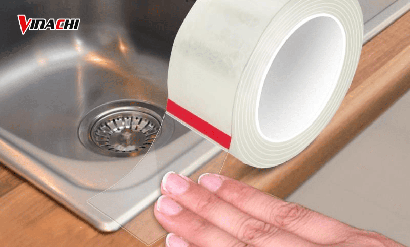 Sử dụng băng dính chống thấm nước để bịt khe hở