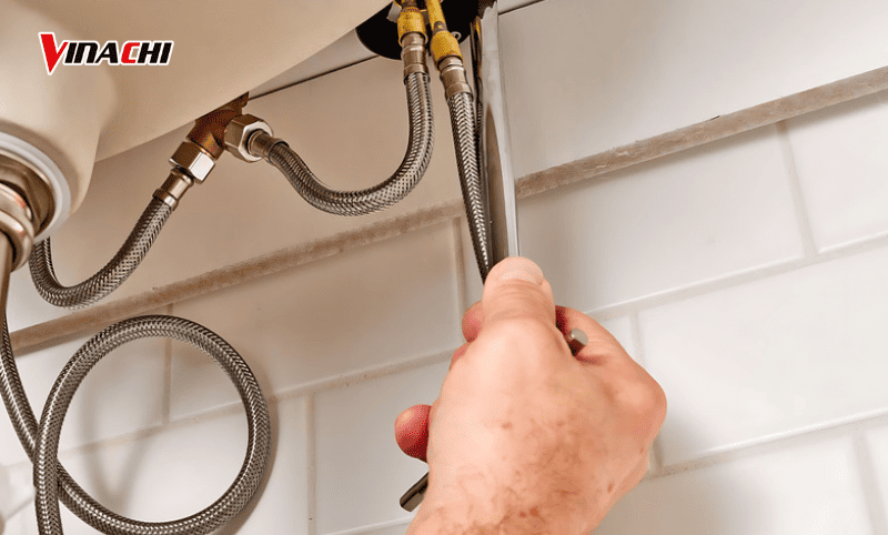 Luồn các ống cấp nước qua lỗ