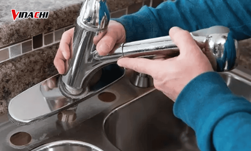 Đặt thân vòi vào đúng vị trí