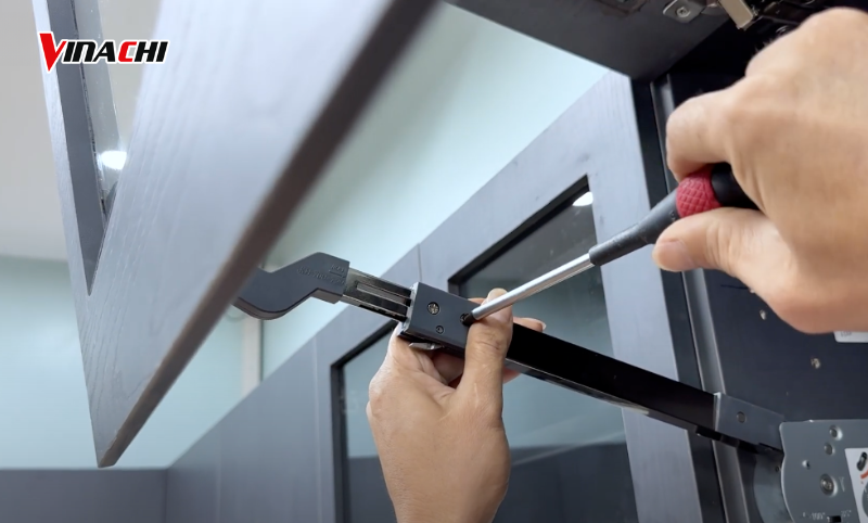 Tháo lắp nhẹ nhàng, cẩn trọng từng chi tiết