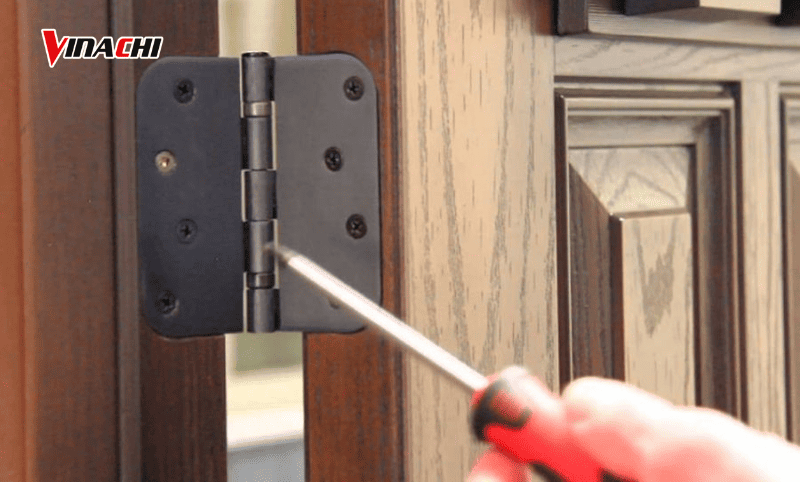 Hướng dẫn cách sửa bản lề khi cửa bị lệch