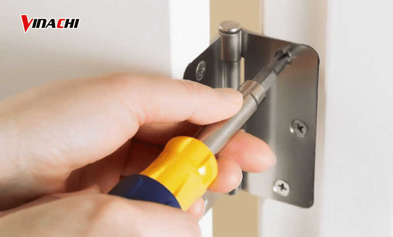 Hướng dẫn cách sửa bàn lề khi cửa bị kẹt