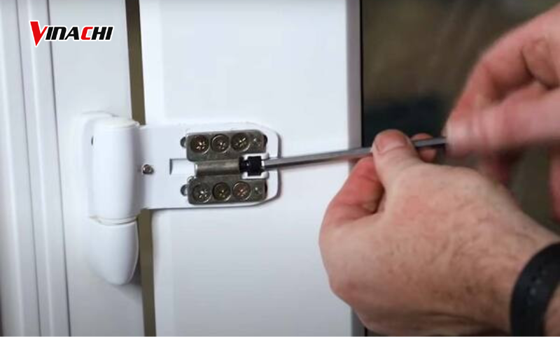 Một số điểm cần lưu ý khi điều chỉnh bản lề cửa nhựa lõi thép