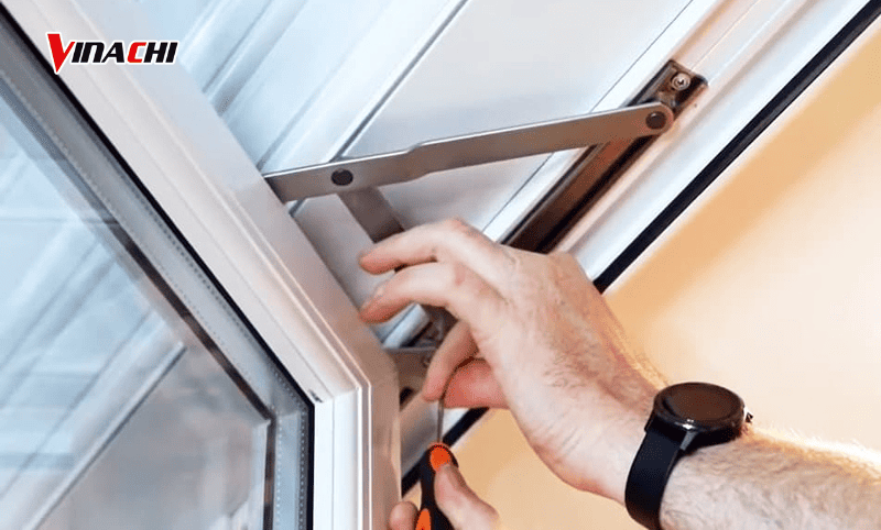 Cố định bản lề vào khung cửa