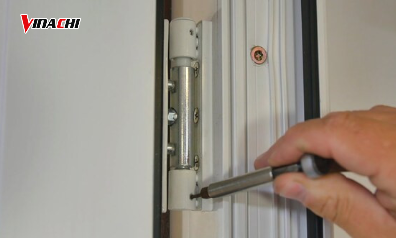 Một số điểm cần lưu ý khi bắt bản lề cửa nhựa
