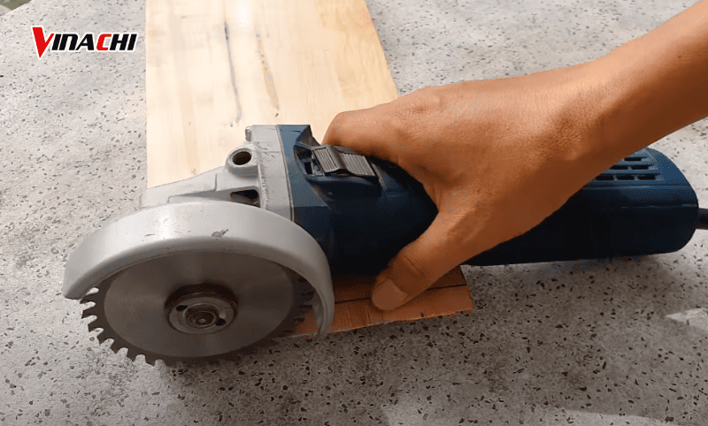 Đảm bảo lưỡi cưa lắp đúng chiều và được siết chặt