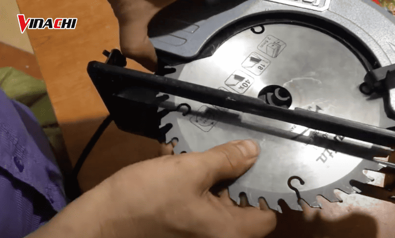 Lắp lưỡi cưa mới
