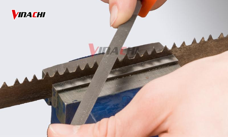 Tiến hành dũa răng cưa