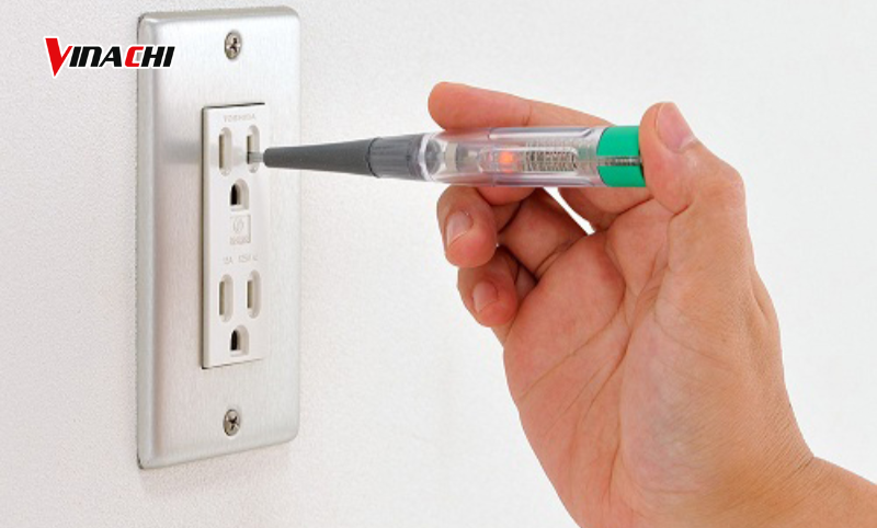 Đặt bút vào vị trí cần kiểm tra