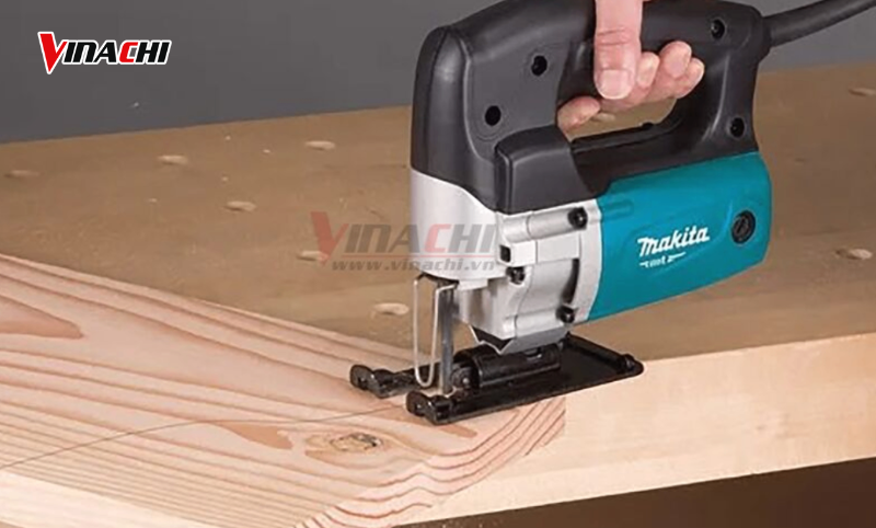 Máy cưa lọng có thể được sử dụng để cắt gỗ