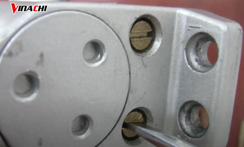 Tiến hành vặn vít ngược chiều kim đồng hồ