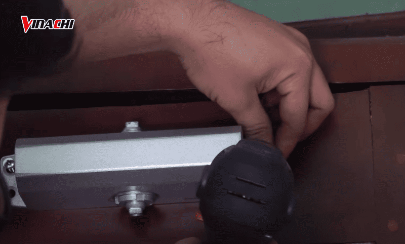 Dùng vít cố định tay co thuỷ lực