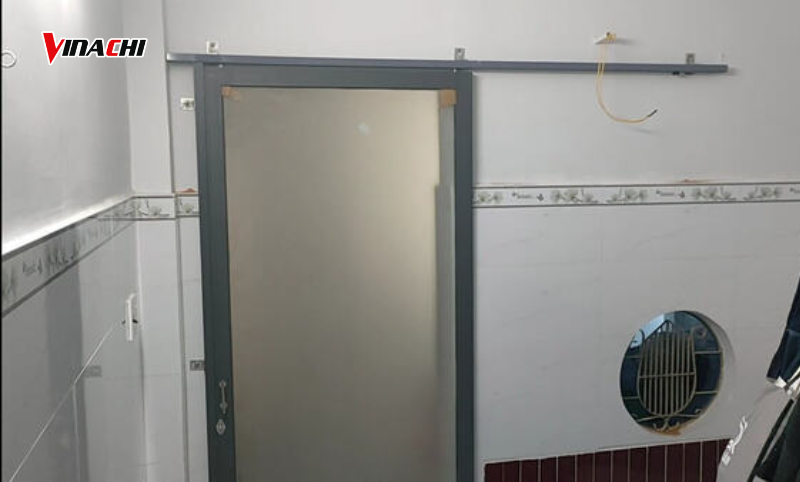 Cửa khó đóng mở, vận hành nặng