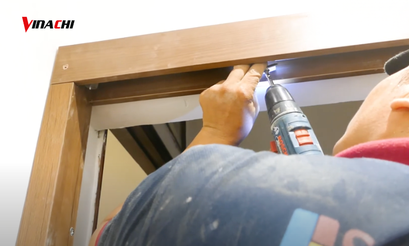 Tiến hành lắp đặt cửa lùa gỗ