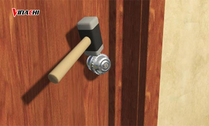 Phá khóa tay nắm tròn bằng búa