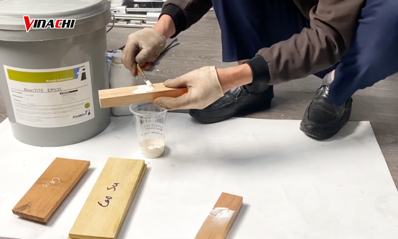 Sử dụng dụng cụ chuyên dụng để phết keo lên bề mặt