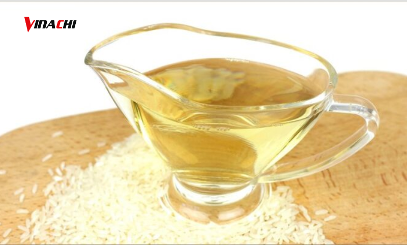 Làm sạch keo dán trên kính với giấm