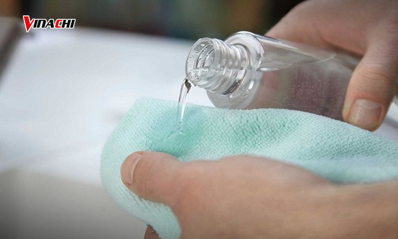 Làm sạch keo dán trên kính với xăng thơm