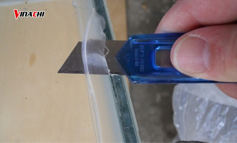 Một số điểm cần lưu ý khi làm sạch keo dán trên kính