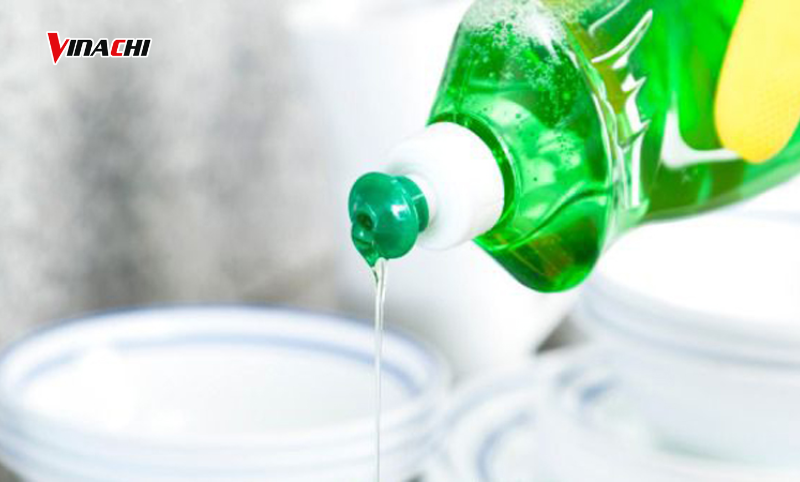 Tẩy keo dán trên mặt kính bằng nước rửa chén