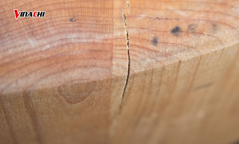 Bề mặt gỗ bị cong vênh hoặc nứt
