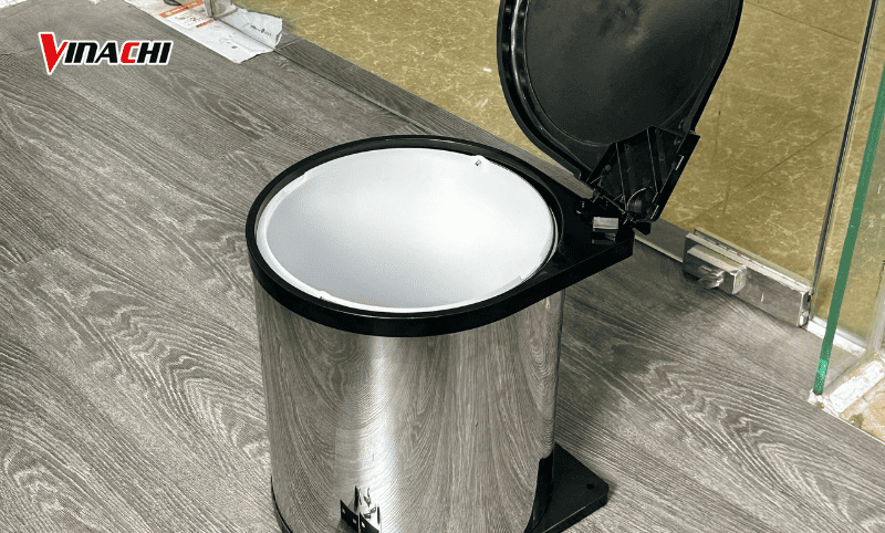 Thùng đựng rác đặt dưới bàn làm việc