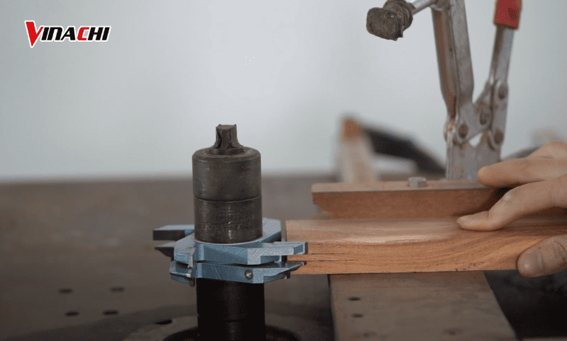 Dao được sử dụng để gia công cửa gỗ, sản xuất đồ nội thất